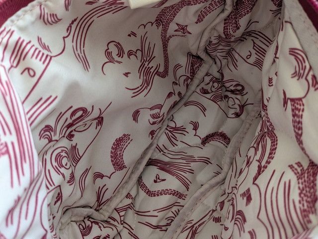 バッグの中を撮影した収納例（内側の総柄プリント・キルティング縫製）