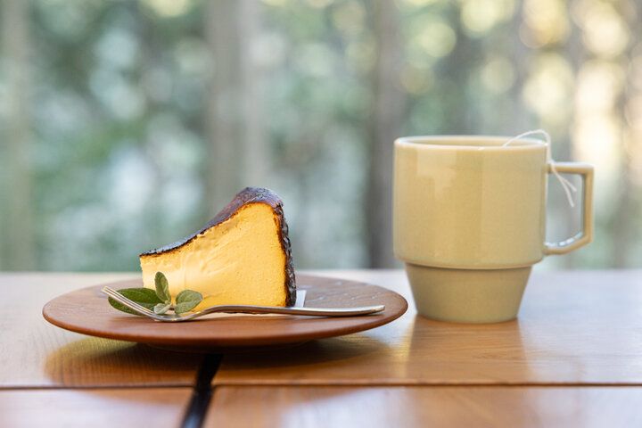森の中にある「KITOKURAS cafe」で、マイナスイオンを浴びるカフェタイムを