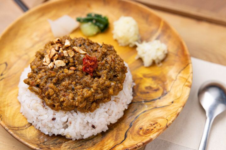 森の中にある「KITOKURAS cafe」で、マイナスイオンを浴びるカフェタイムを