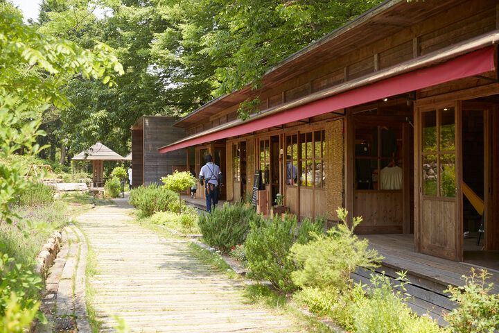 森の中にある「KITOKURAS cafe」で、マイナスイオンを浴びるカフェタイムを