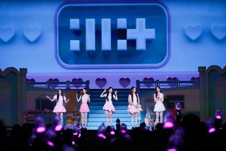 左からIROHAさん、MOKAさん、WONHEEさん、YUNAHさん、MINJUさん (P)&(C) BELIFT LAB Inc.