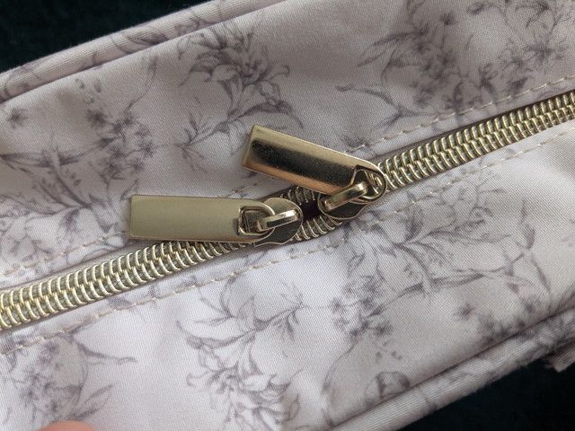 SNIDEL HOMEフリル付きポーチ ダブルファスナー部分