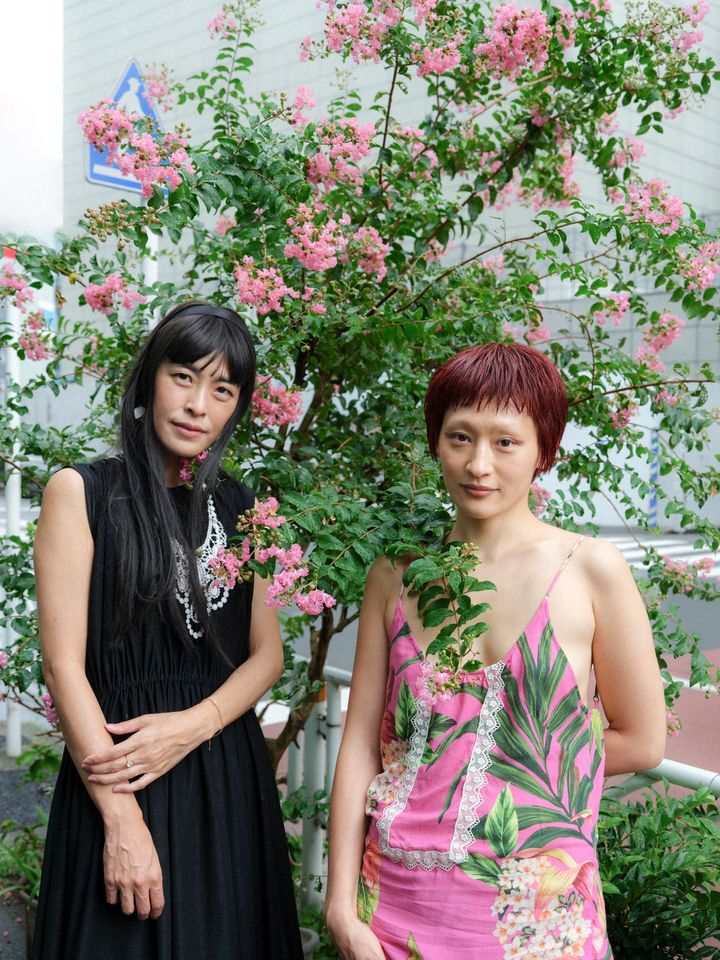 左から、作家・アーティストの小林エリカ、アーティストのコムアイ。