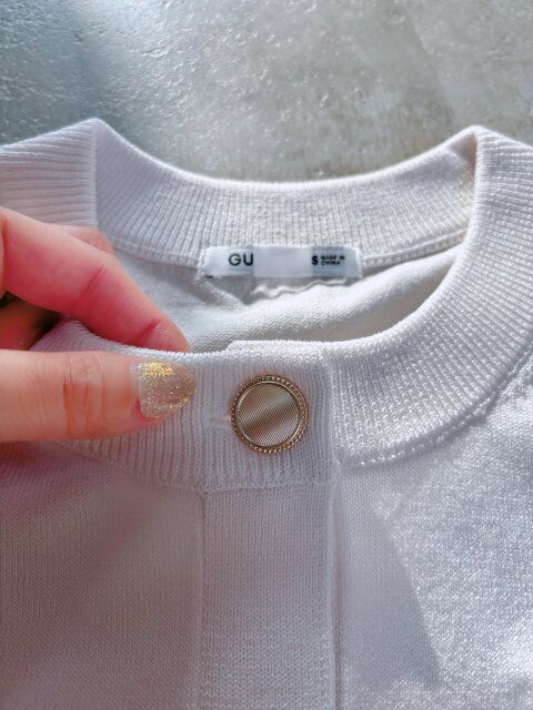 フロントに施されたゴールドのメタルボタン