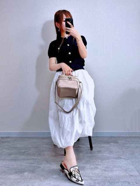 【ネイビーカーデ×ホワイトバルーンスカート】洗練された大人フェミニン◎