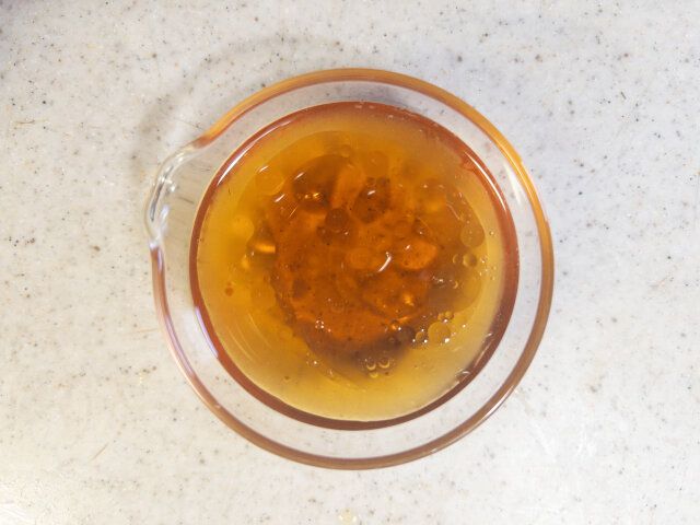 だし汁の材料を混ぜ合わせ、冷蔵庫で冷やしておきます。