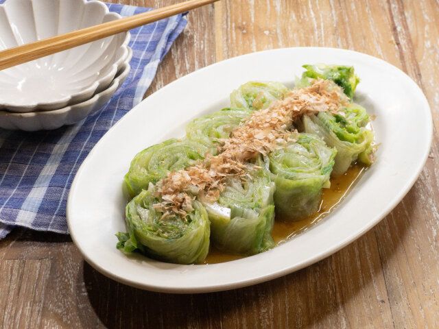 ⑧ ⑦をお皿に並べ、①のだし汁を回しかけ、鰹節を振ったら、完成です。