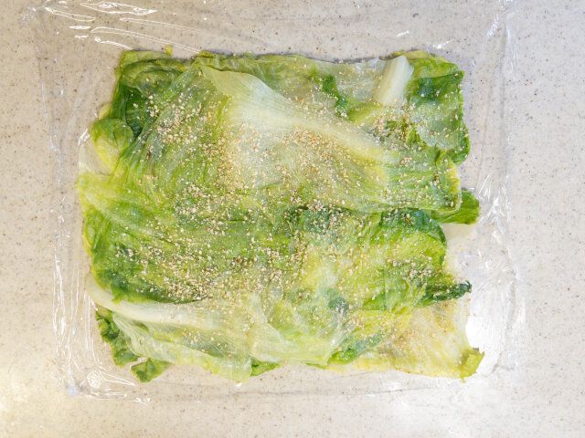 ④をサランラップに乗せて、白すりごまを全体に振ります。