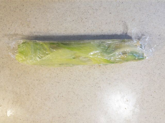 ⑤を海苔巻きの要領できつめに巻き取り、サランラップで巻いてしばらく置いて馴染ませておきます。