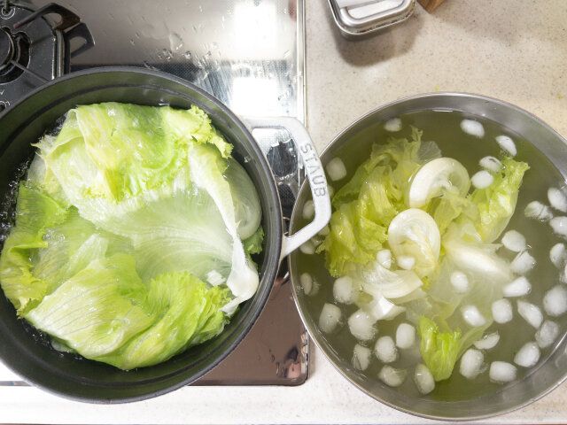 レタスを茹で、氷水で冷やす。