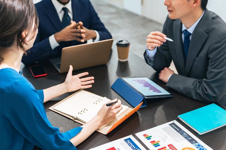 「洋服の青山」を展開する青山商事が全国824人のビジネスパーソンを対象に「夏場のオフィス環境と服装に関する意識調査」を実施。果たしてその結果は？