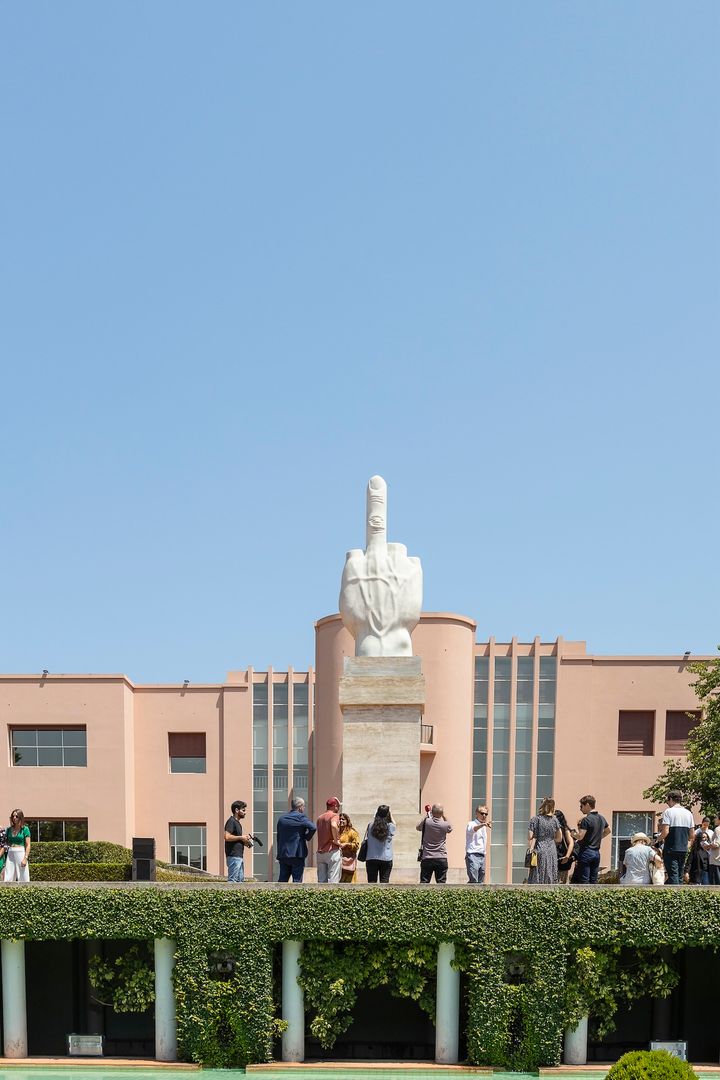 イタリア証券取引所前に設置されていた『L.O.V.E.』2010年。現在は『Sussurro』のためにセラルヴェス・ヴィラに設置されている。 © Ricardo Raminhos