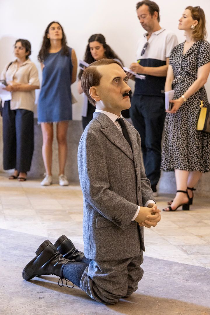 少年の体にアドルフ・ヒトラーの顔を持つ『Him』2001年。© Ricardo Raminhos