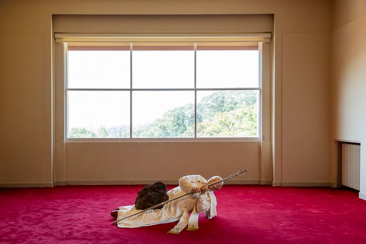 隕石に打たれて倒れる教皇の彫刻『La Nona Ora』1999年。© Ricardo Raminhos