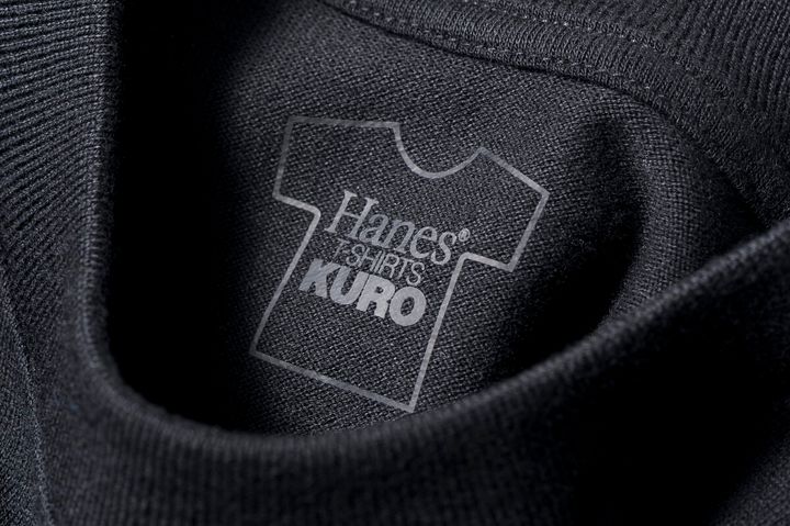 生地と同色の黒を採用したオリジナルのネームデザイン。タグレス仕様で襟ネームの肌当たりを解消。