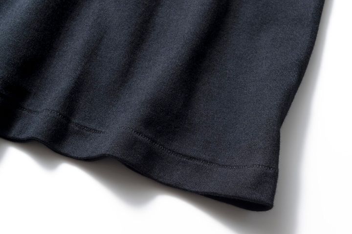 クリーンな仕上がりのブラインドステッチを裾部分に採用。