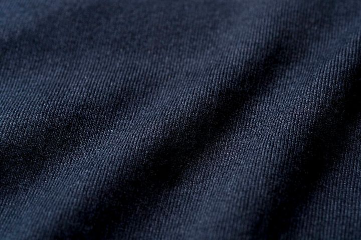 3P-T（3枚入りパックTシャツ）赤ラベルで使用している糸を双糸にして編立てた、厚みと柔らかさを兼ね備えた7.0オンス。ソフトな肌触りと100%コットンならではの風合い。