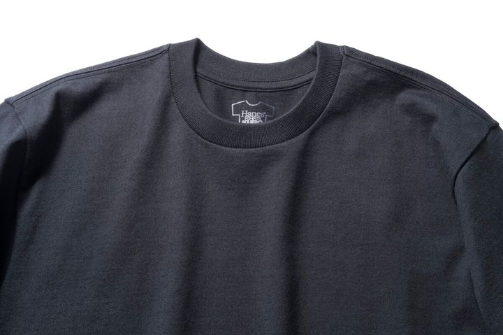 ヘインズのアーカイブをベースにアップデートした特徴的なラウンド形状。首周りそしてフェイスラインを最もキレイに見せる最適な衿幅と後ろ下がりを付けることで首に快適に馴染んでくれる。