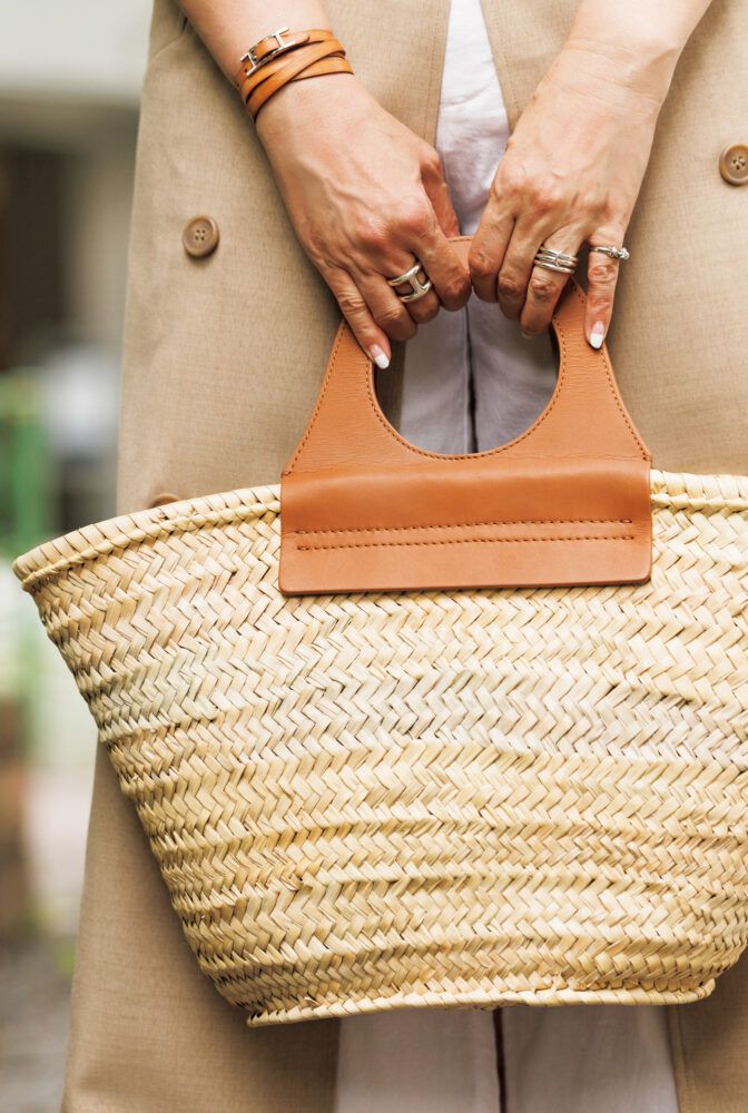 レザーハンドルが上品な「へリュー」のかごバッグ