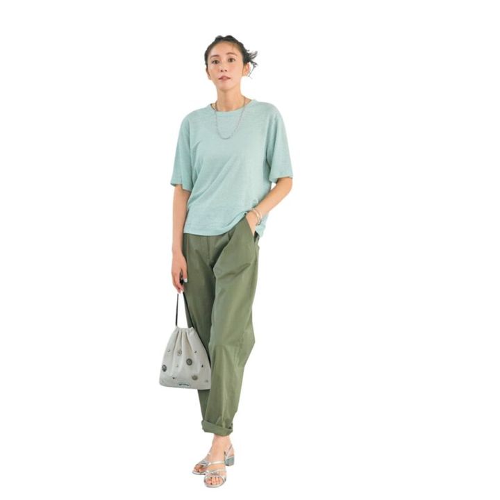 Tシャツ9500円（バナナ・リパブリック） パンツ3万2450円（サンスペル／サンスペル カスタマーサービス） チェーンネックレス8万6900円（マリハ） バングル7万1500円（four seven nine／ロードス） バッグ8800円（フリークスストア／フリークス ストア渋谷） サンダル1万8700円（タラントン by ダイアナ／ダイアナ 銀座本店）