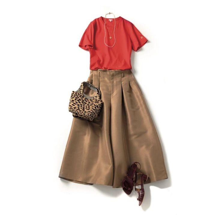 Tシャツ7700円（ドレステリア／ドレステリア 渋谷スクランブルスクエア店） パンツ2万6400円（アルページュ ストーリー／アルページュストーリー プレスルーム） コインネックレス53万9000円（Elena Jewely）、パールネックレス1万4300円（anca.／ともにロードス） バッグ3万800円（マウリツィオ タユーティ／ピモンテ） サンダル5万600円（カチム）