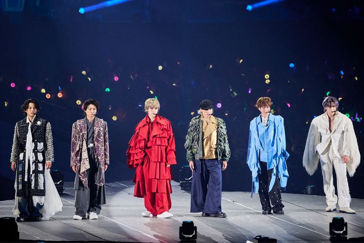 ラスト曲を前に始まったのは、レーザー＆ファッションショー