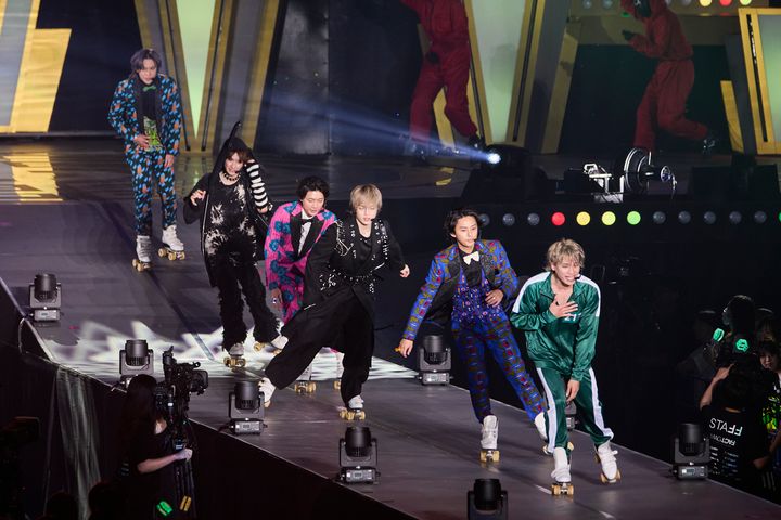 ローラースケートを履いて颯爽と登場し、「まだまだローラー履けますからね」と、全員で花道を軽やかに駆け回る