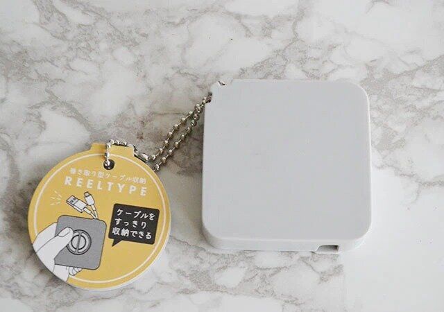 ダイソーの巻き取り型ケーブル収納のパッケージ