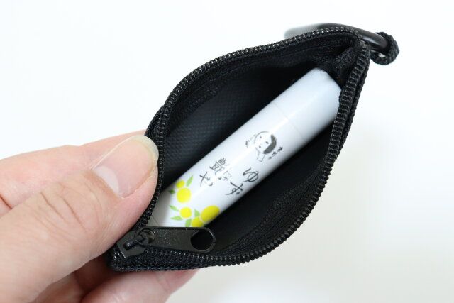 セリアのリップが入るスリムコインケース オーバルカラビナ付き