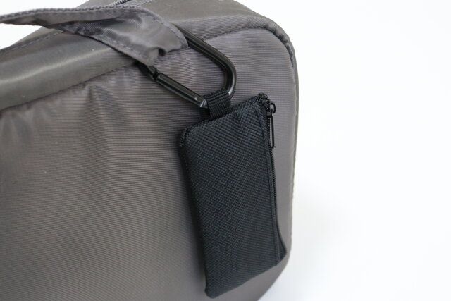 セリアのカバンに付けられるスリムコインケース オーバルカラビナ付き