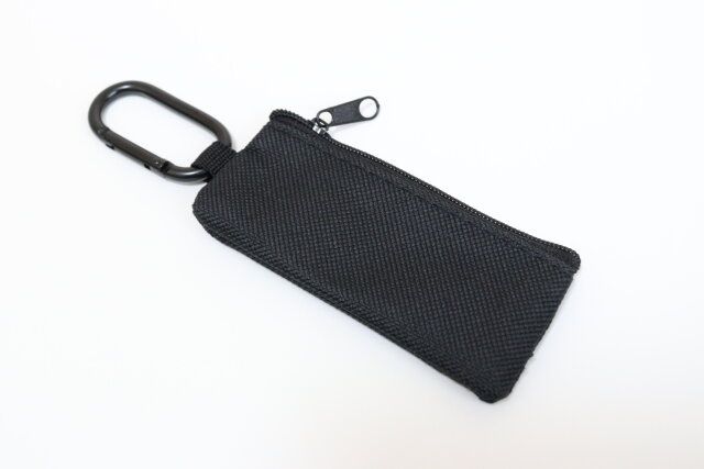 セリアのスリムコインケース オーバルカラビナ付きのビジュアル