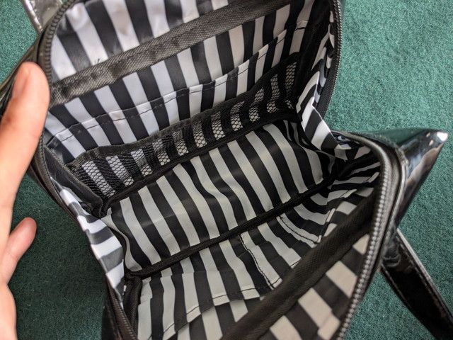 CECIL McBEEコスメポーチの広々とした収納スペース