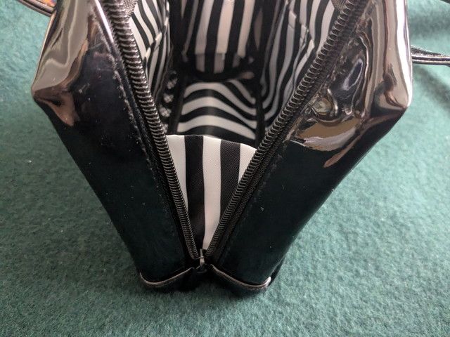 CECIL McBEEコスメポーチの大きく開くファスナー