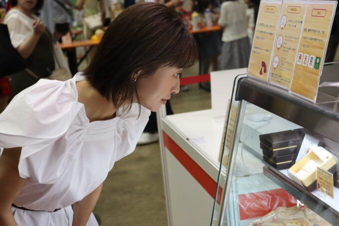 千葉県ブースを見てまわる松本まりか 