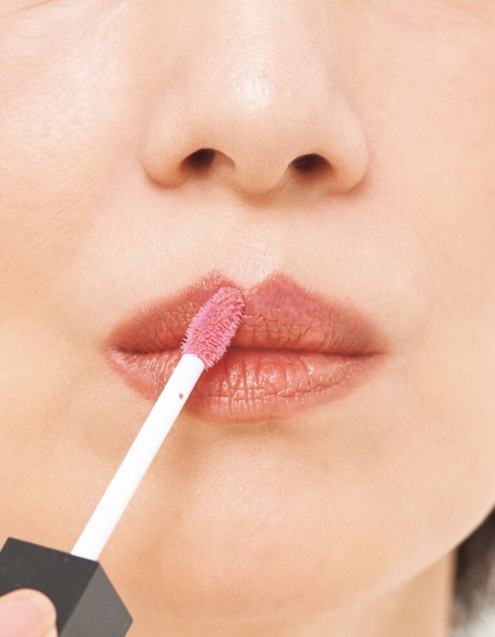 【4】グロスでツヤを出し、立体感をさらにアップ