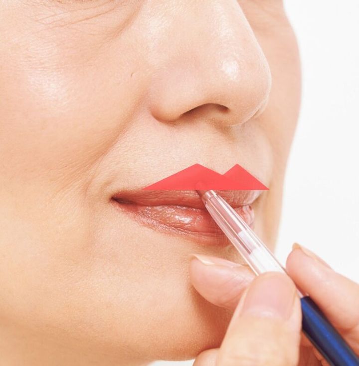 【3】輪郭との境目をリップライナーでなじませる