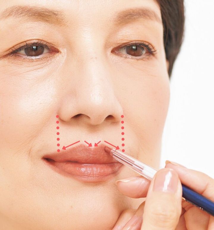 【2】リップライナーでM 字に輪郭をとる