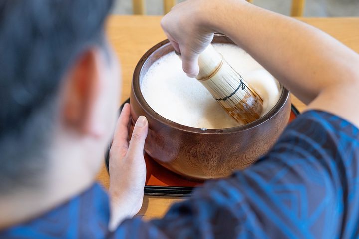 泡の状態を見極めながら、泡がきめ細かくなるまで約5分間泡立てます。