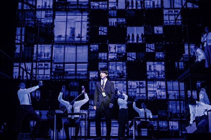 主人公がインターンとして働く職場の喧騒を、見事な映像美術とともに表現した。