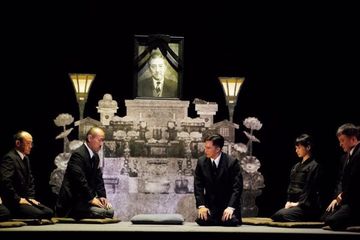 勘治の葬式。市役所の職員や家族が参列するなか、小説家や勘治の最後の仕事に感謝する市井の人々も訪れる。