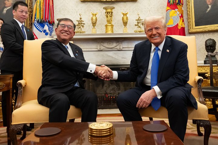 トランプ米大統領（中央左）と満面の笑みで握手を交わす石破首相（The White House、@WhiteHouse）