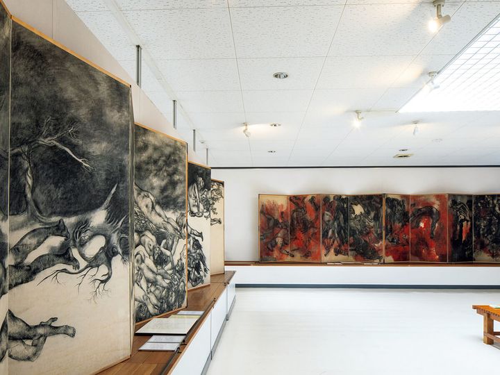 埼玉〈原爆の図 丸木美術館〉内観