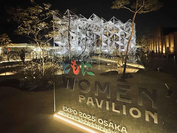 画像: 真っ白な立体的格子で構築されたウーマンズ パビリオンのファサードは、建築家・永山祐子さんによるもの。ドバイ万博の建物を再利用したサステナブル建築なのだそう