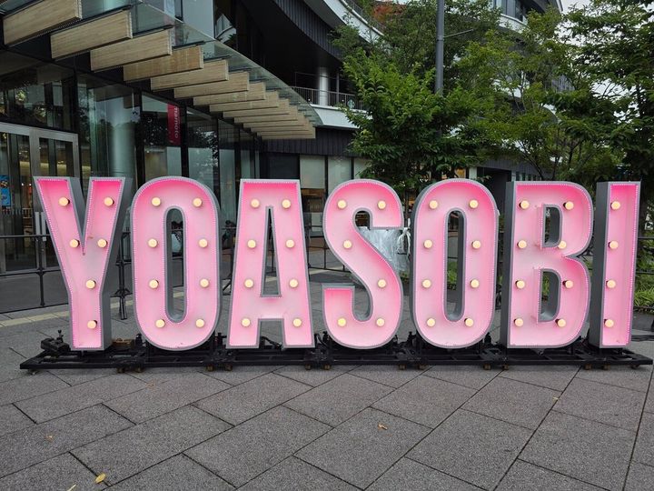 YOASOBI 電飾看板