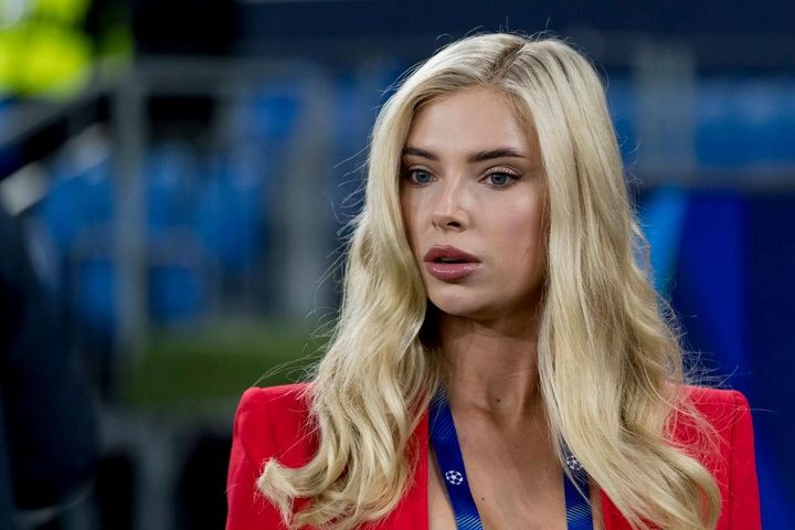 直視できない？レジェンド監督を「落ち着かない様子」にした“美女”リポーターが話題に