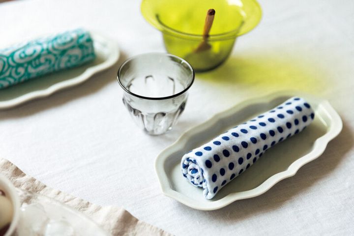 ガラスの器はカラーやフォルムの異なるものを組み合わせてコーディネート。