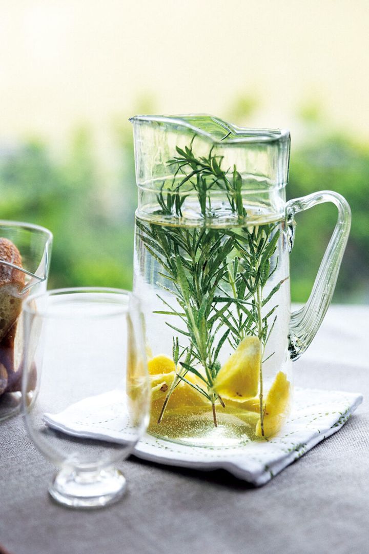ガラスジャグにはハーブウォーター。