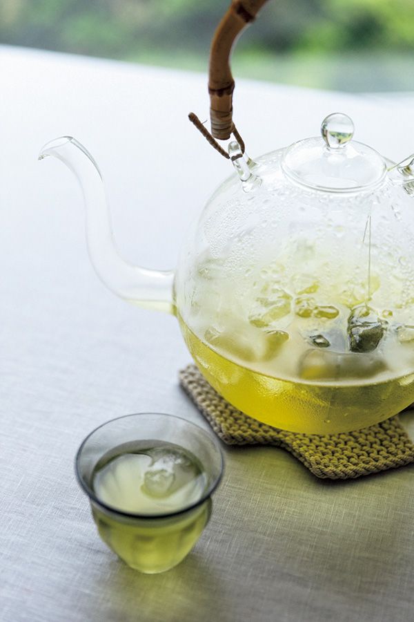 ガラスの器はカラーやフォルムの異なるものを組み合わせてコーディネート。