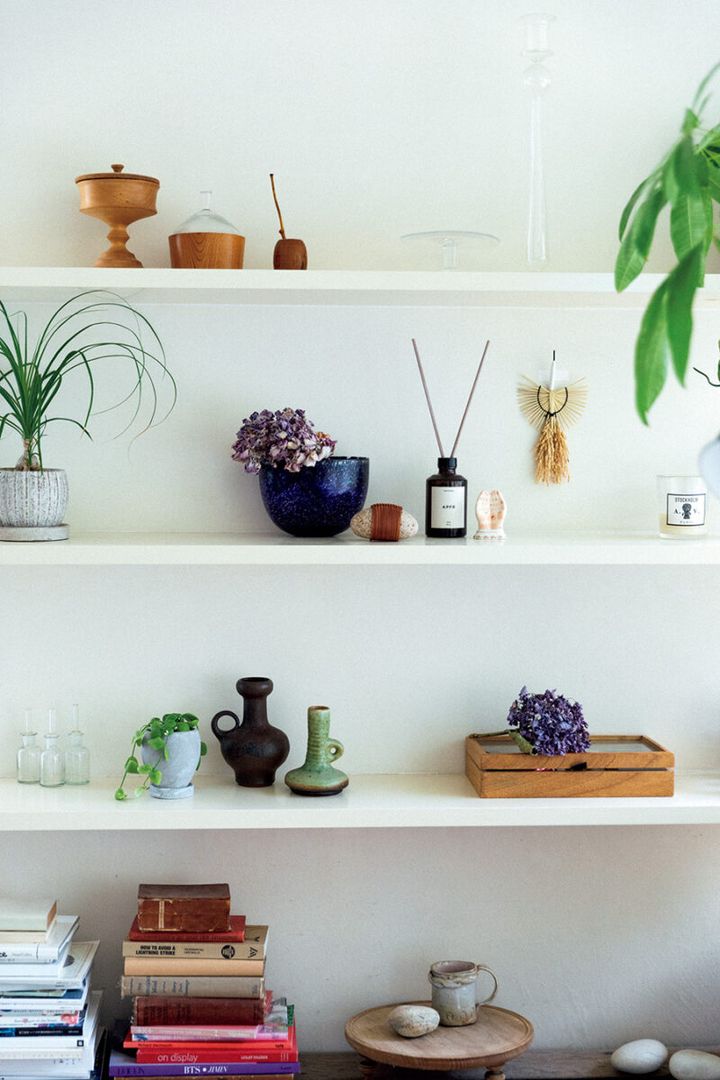 飾り棚も夏の間は、ラタンやガラスなど涼しげなものを残して間引き、すっきりとした印象に。