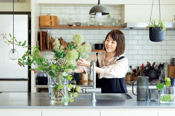 ガラスの活用とともに、インテリアもすっきり涼やかに暮らす工夫をしています。